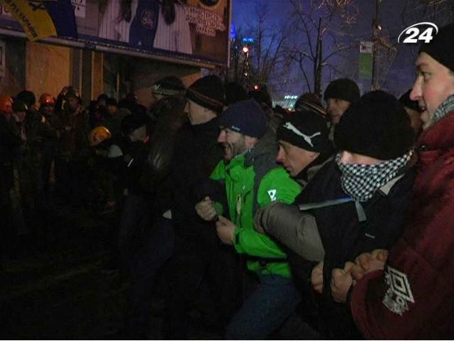 На Майдане тренируются, чтобы устоять во время возможного штурма На Майдане тренируются, чтобы устоять во время возможного штурма