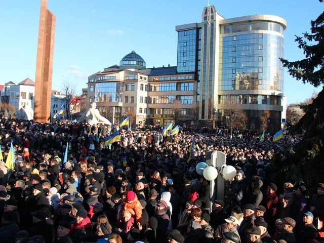 “Титушки” в Ивано-Франковске забросали камнями автобус, ехавший на Евромайдан