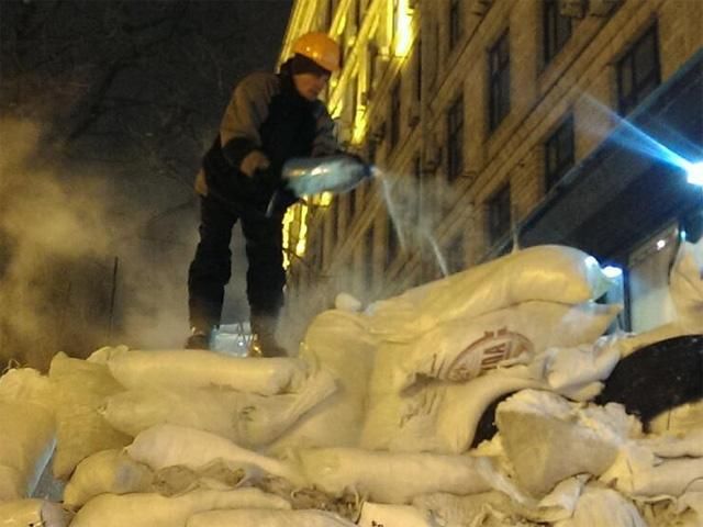 Тяжелые сутки для активистов Евромайдана: ночной штурм, сооружение новых баррикад Тяжелые сутки для активистов Евромайдана: ночной штурм, сооружение новых баррикад