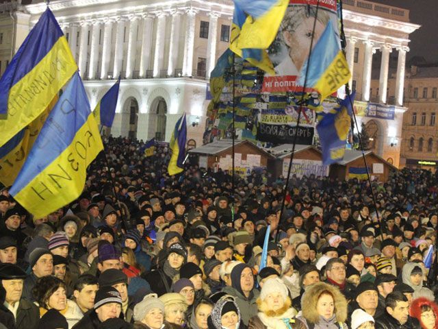 На Майдане - около 20 тысяч человек