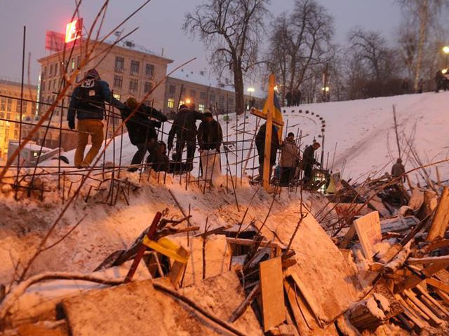 На Евромайдане становится больше палаток, укрепляют баррикады