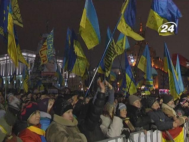 Атмосфера Евромайдана становится праздничной