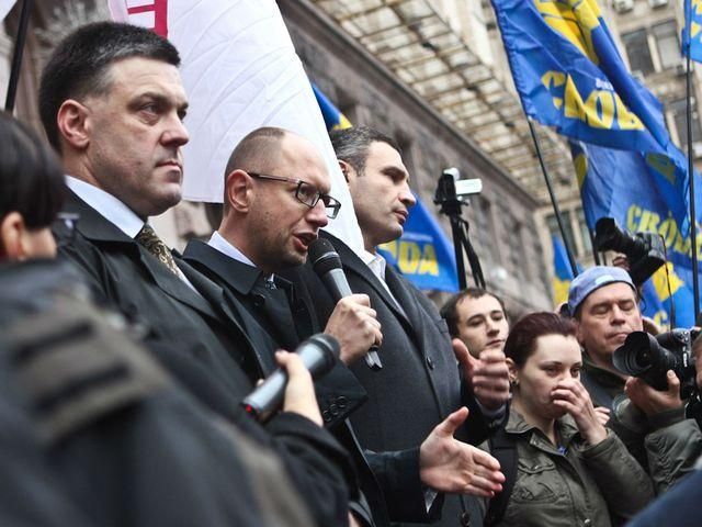 На вихідних влада хоче ввести надзвичайний стан і розганяти Майдан, — Яценюк
