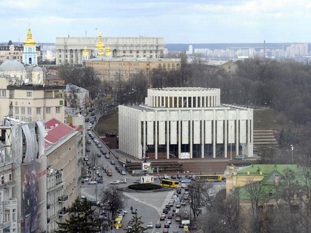 На Хрещатику встановлюють невідому сцену, яку охороняє міліція На Хрещатику встановлюють невідому сцену, яку охороняє міліція