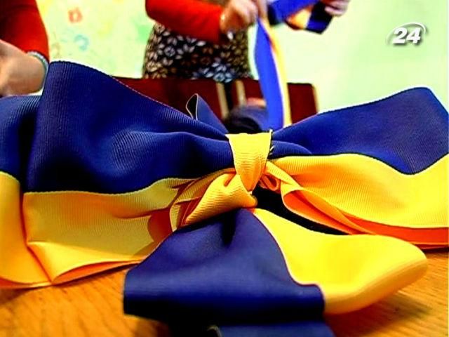 На свята Івано-Франківськ прикрасять тисячею синьо-жовтих бантів На свята Івано-Франківськ прикрасять тисячею синьо-жовтих бантів