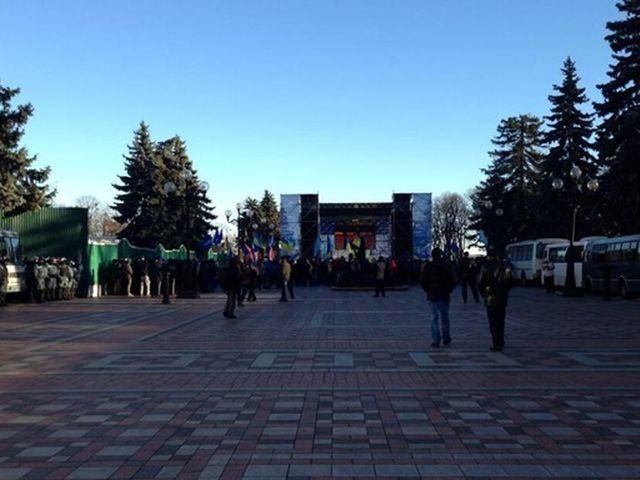 Люди із провладного мітингу скаржаться, що змушені стояти біля Маріїнського