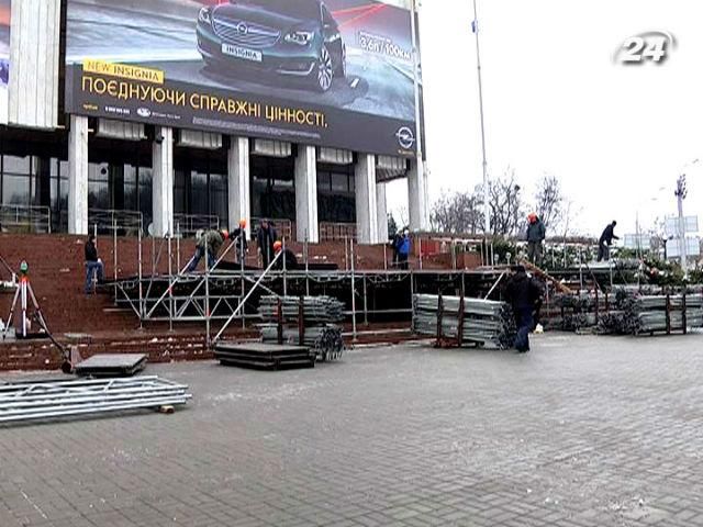 На Европейской площади монтируют сцену для "антиМайдана"