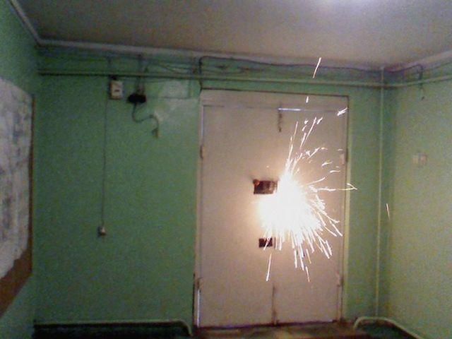 В ТРК "Морион" в Евпатории взламывают двери, вероятно, через трансляцию Евромайдана