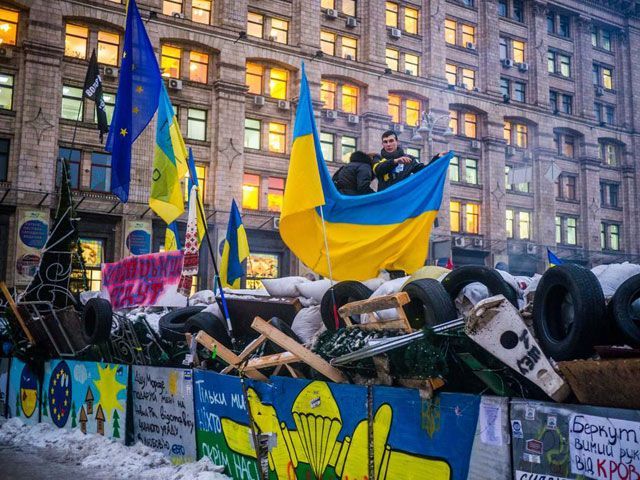 Силовики окружили баррикады Майдана спецтехникой, - Балога Силовики окружили баррикады Майдана спецтехникой, - Балога