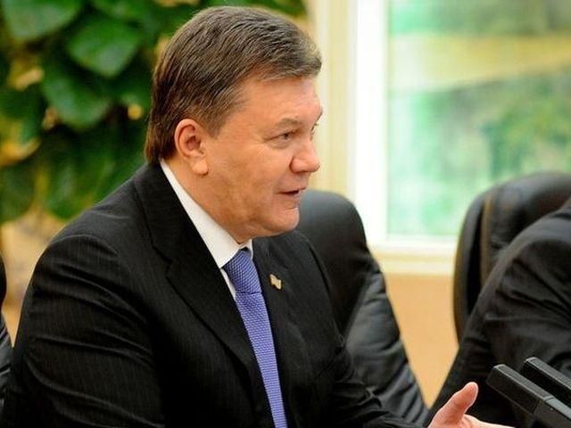 Янукович з колоною охоронців втікає від журналістів (Відео)