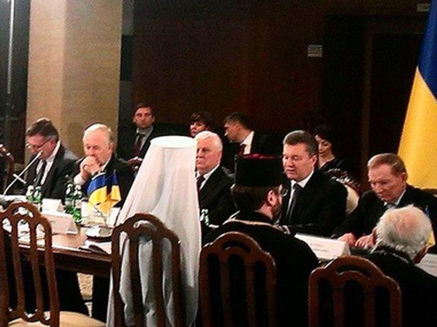"Круглый стол" 13 декабря: Власть начала думать о наказании за разгон Майдана "Круглый стол" 13 декабря: Власть начала думать о наказании за разгон Майдана