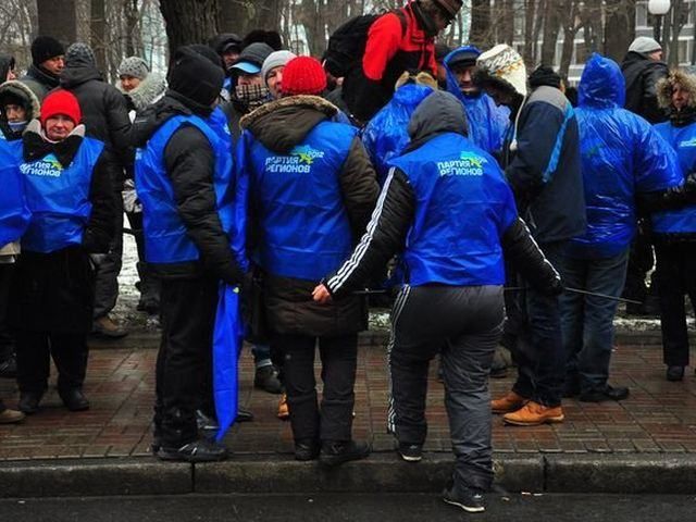 До Європейської площі рухається багатотисячна колона прихильників ПР До Європейської площі рухається багатотисячна колона прихильників ПР