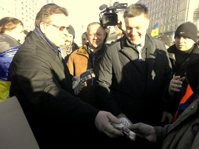 Глава МИД Литвы на Майдане раздавал людям перчатки (Фото)