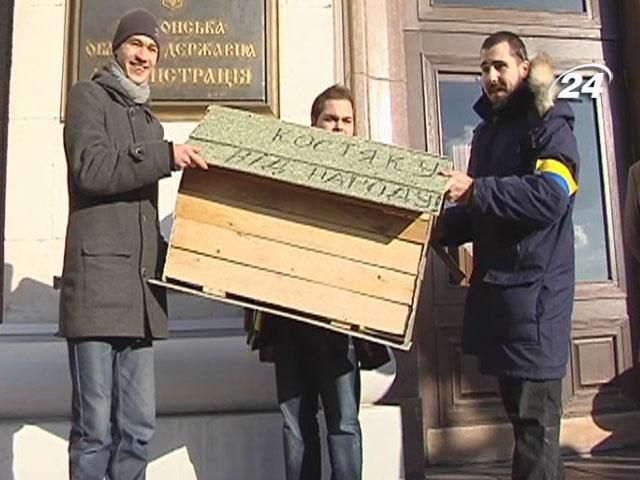 Херсонський Євромайдан змайстрував для губернатора собачу буду 