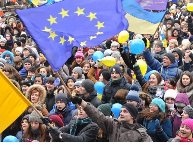 Евромайдан готовит для сирот и одиноких пожилых людей подарки к новогодне-рождественски праздник