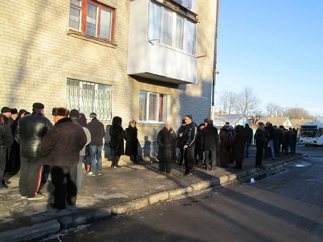На ОВК у Первомайську "тітушки" заблокували опозиційних нардепів
