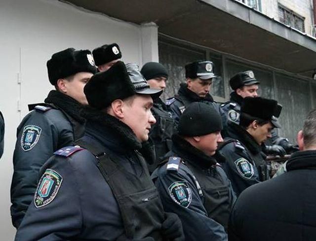 До приміщення 223-ї ОВК у Києві не впускали нардепів і журналістів 