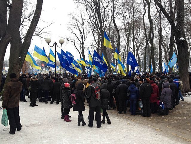 Возле Верховной Рады собираются участники провластного митинга