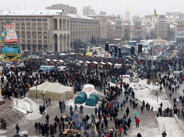 Сегодня на Евромайдане - народное вече "День достоинства". Собрались уже 100 тысяч