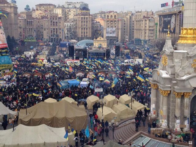 В Киеве начали вече "День достоинства": сотни тысяч украинцев пришли на Майдан