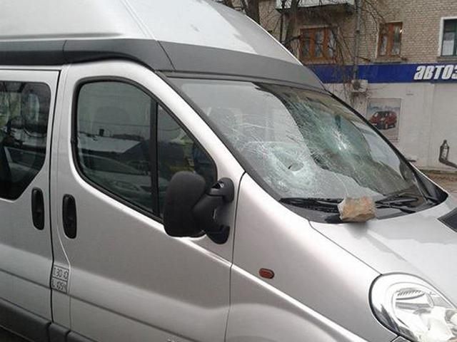 У Житомирі авто, якими возять активістів Євромайдану, закидують камінням і ріжуть колеса (Фото) У Житомирі авто, якими возять активістів Євромайдану, закидують камінням і ріжуть колеса (Фото)