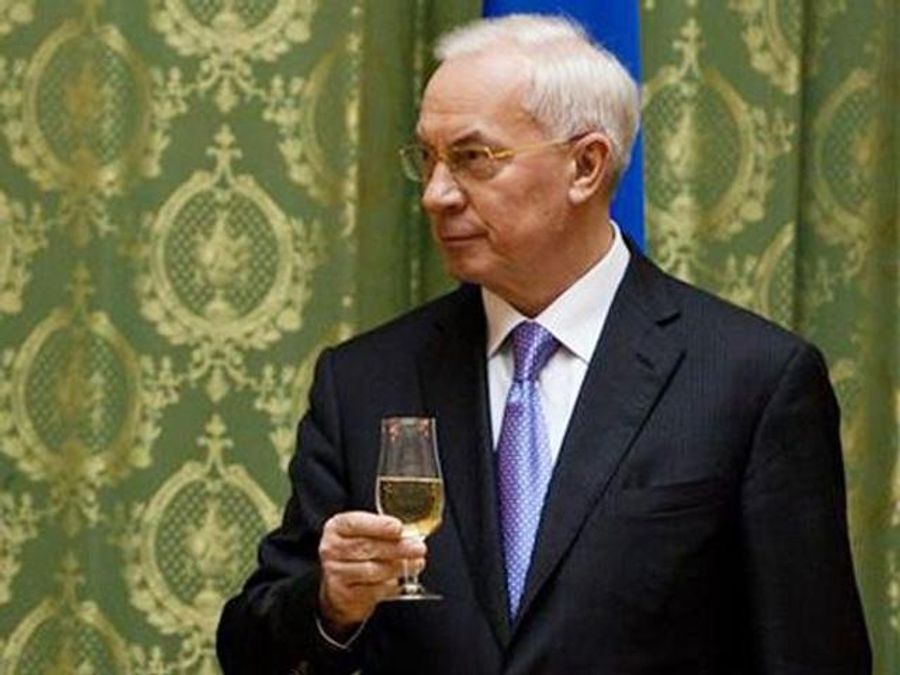 Азарова на его день рождения могут уволить с должности премьера и "отправить в дальний путь" Азарова на его день рождения могут уволить с должности премьера и "отправить в дальний путь"