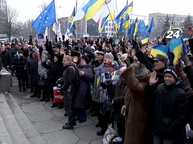 На запорожский Евромайдан вышли около 3 тысяч человек