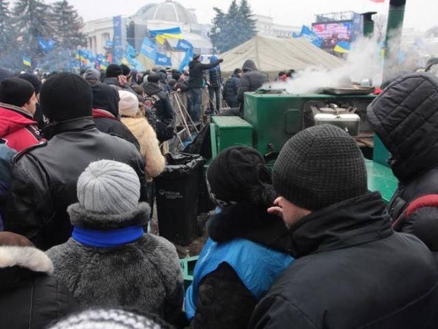Людей з антимайдану біля Ради почали відвозити додому 