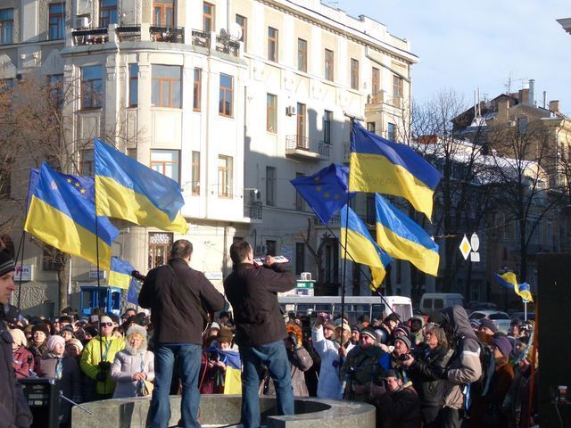 На Євромайдані у Харкові розірвали прапор ПР: Щоб попрощатись з минулим