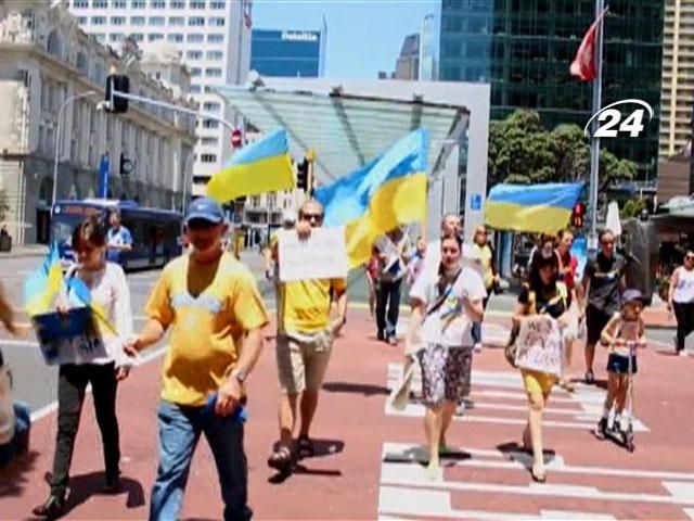 В разных городах мира люди вышли поддержать украинцев