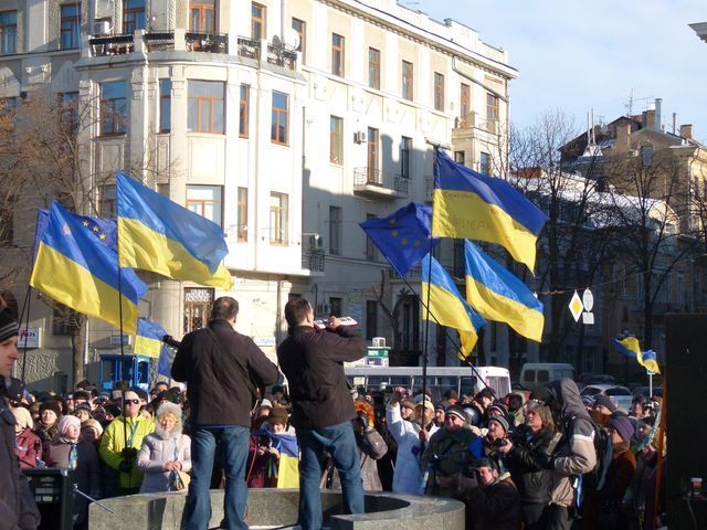 На Евромайдане в Харькове разорвали флаг ПР: Чтобы попрощаться с прошлым
