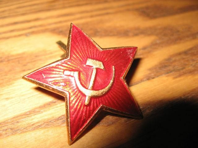 Невідомі зірвали радянську зірку з будівлі КМДА (Відео)