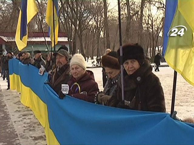 Днепропетровцы пронесли по центру города 10-метровый государственный флаг