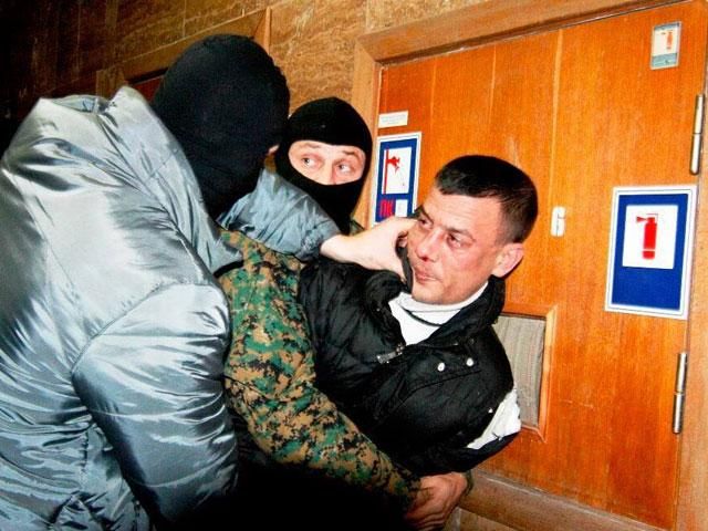 Евромайдановцы задержали работника МВД за провокации