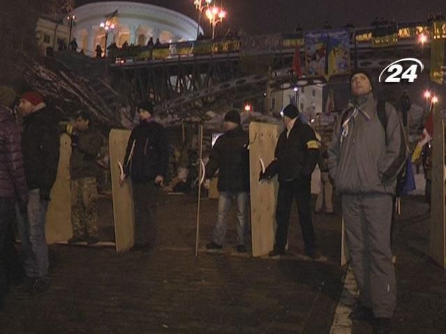 Ночью на Майдане укрепляли баррикады