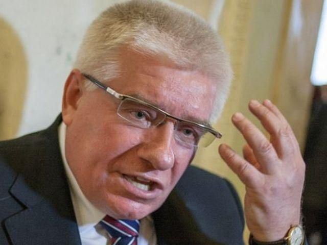 Азарову удалось избежать "покушения": ботинок полетел в Чечетова Азарову удалось избежать "покушения": ботинок полетел в Чечетова