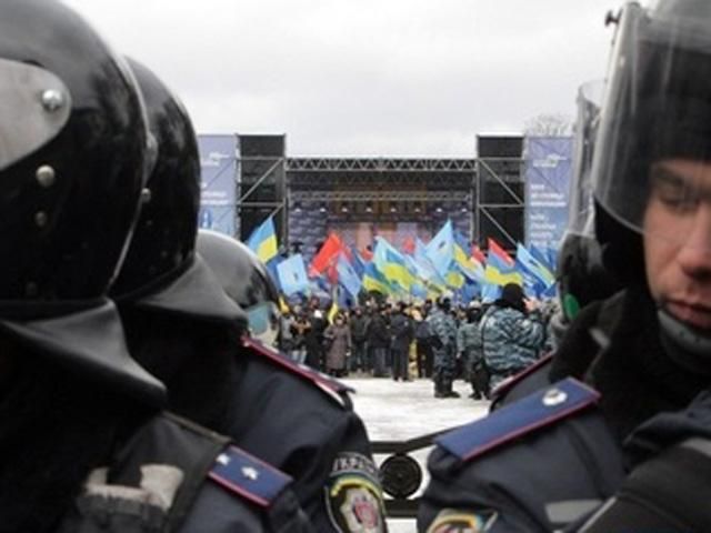 На антимайдане активисты каждый вечер сдают символику (Фото) На антимайдане активисты каждый вечер сдают символику (Фото)