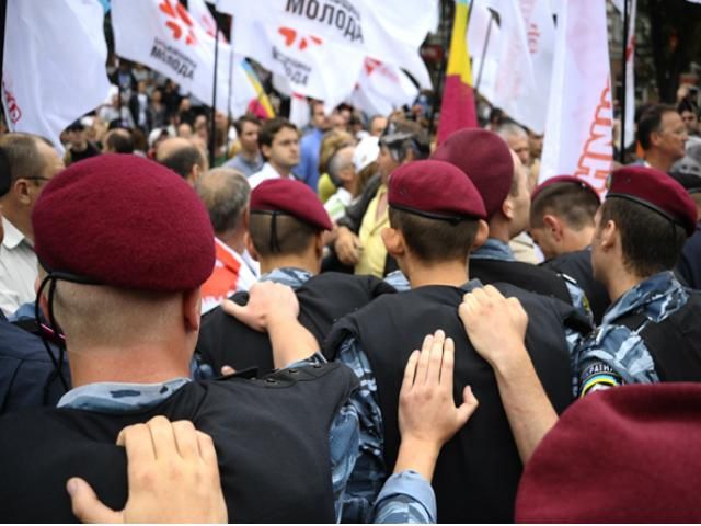 Міліція дозволила учасникам Євромайдану рушити в бік МВС Міліція дозволила учасникам Євромайдану рушити в бік МВС