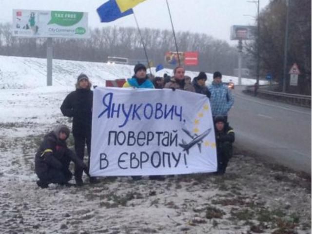 Активисты "провели" Януковича в Москву (Фото)