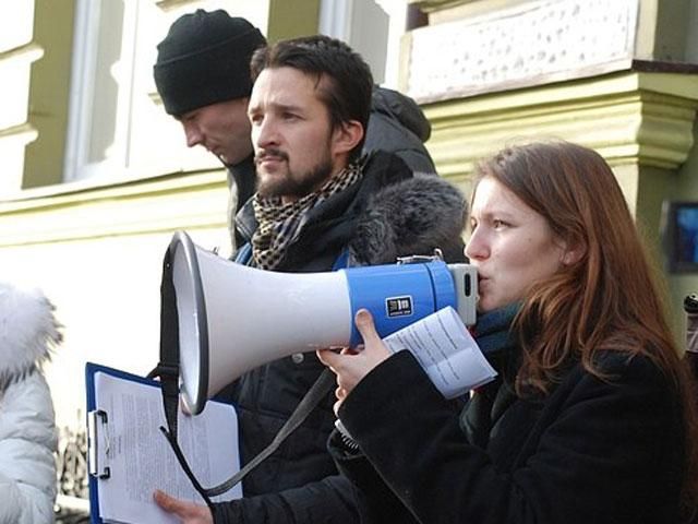 Суд одел на активистку волынского Евромайдану браслет контроля через портреты Януковича Суд одел на активистку волынского Евромайдану браслет контроля через портреты Януковича