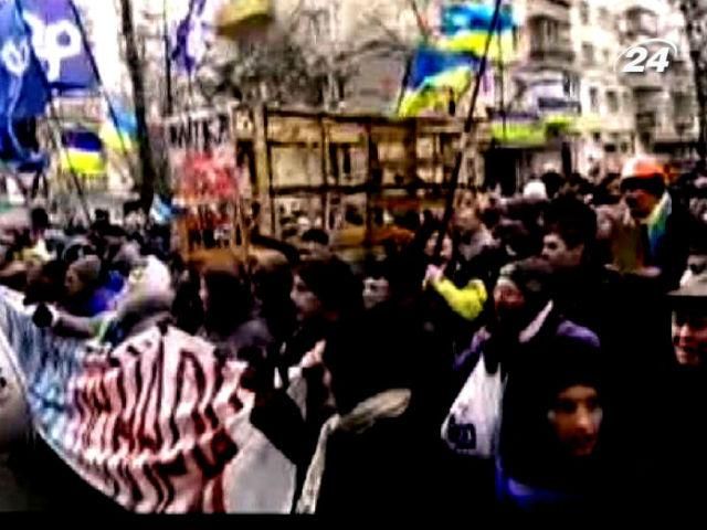 Активісти принесли під офіс Клюєва клітку, щоб його туди посадити Активісти принесли під офіс Клюєва клітку, щоб його туди посадити