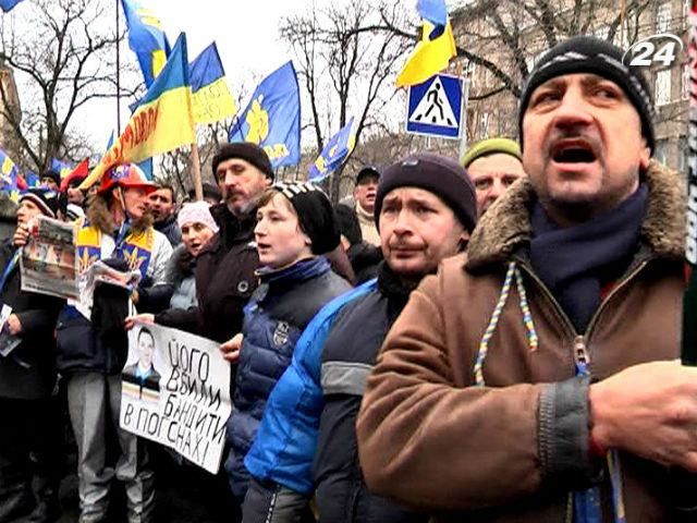 Пікетувальники змінюють тактику: ходитимуть до будинків представників влади Пікетувальники змінюють тактику: ходитимуть до будинків представників влади