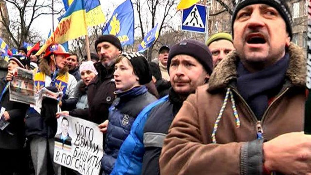 Пікетувальники змінюють тактику: ходитимуть до будинків представників влади Пікетувальники змінюють тактику: ходитимуть до будинків представників влади