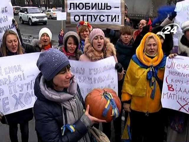 Активисты Евромайдана принесли тыкву под российское посольство Активисты Евромайдана принесли тыкву под российское посольство
