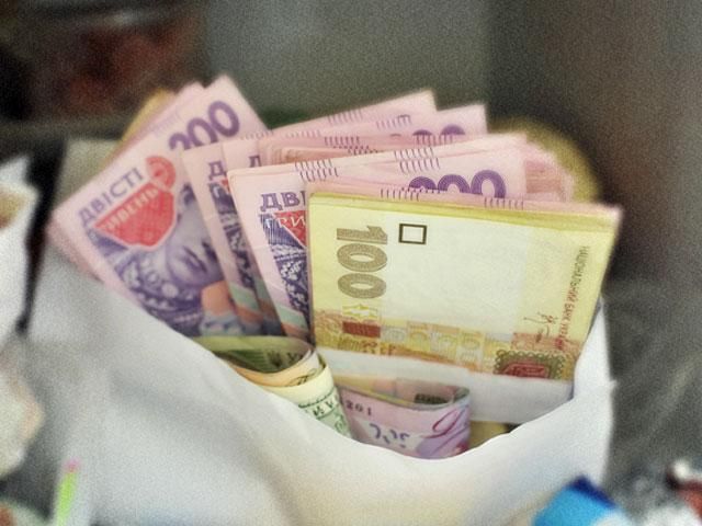 Азаров у 2014-му обіцяє тричі підвищити зарплату