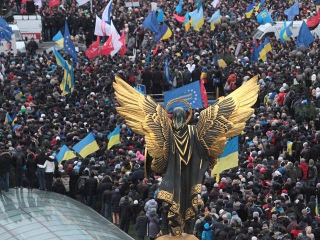 Люди не уйдут с Майдана, пока правительство не уйдет в отставку, - Яценюк