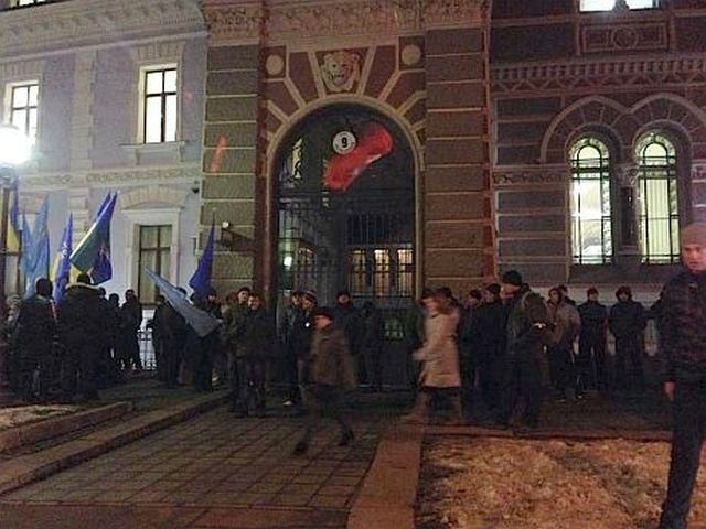 Нацбанк пікетували з прапорами Партії регіонів Нацбанк пікетували з прапорами Партії регіонів