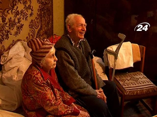 Подружжя пенсіонерів-меценатів Майдану привітали зі святом Миколая Подружжя пенсіонерів-меценатів Майдану привітали зі святом Миколая