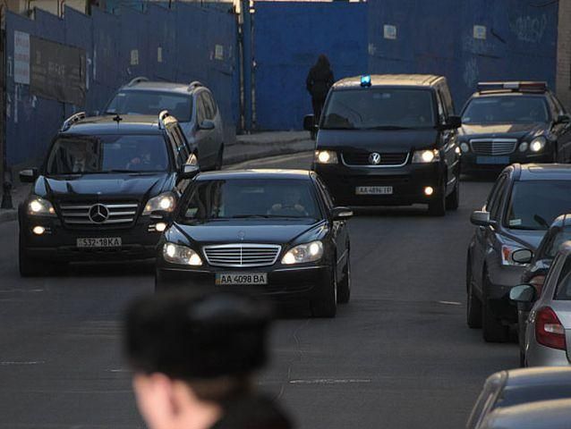 Активісти готуються пікетувати кортеж Януковича Активісти готуються пікетувати кортеж Януковича