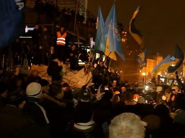 Антимайданивцы пришли на Евромайдан с подарками (Видео)